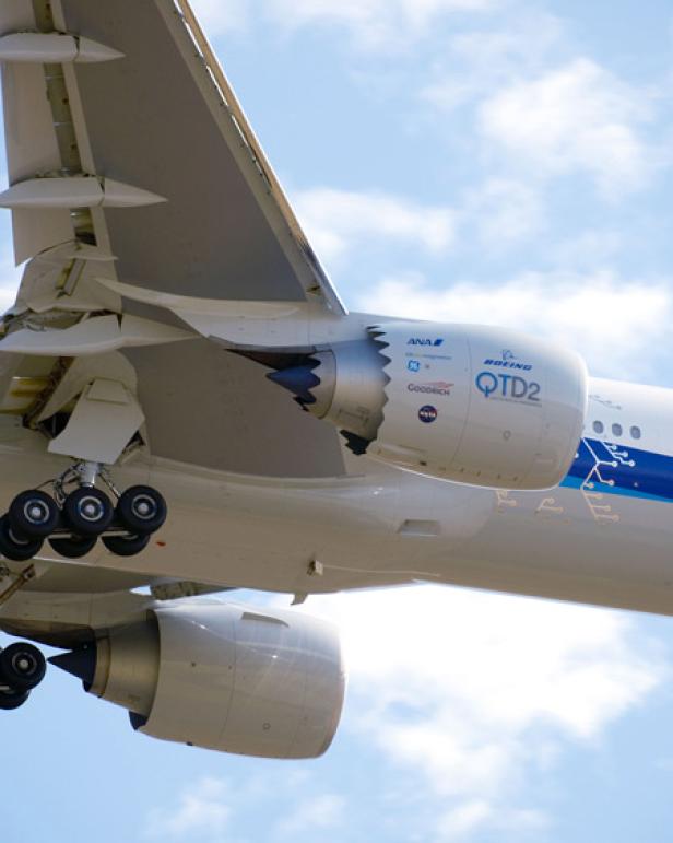Das Fahrwerk und die Triebwerke eines Flugzeugs von All Nippon Airways (ANA) sind zu sehen.