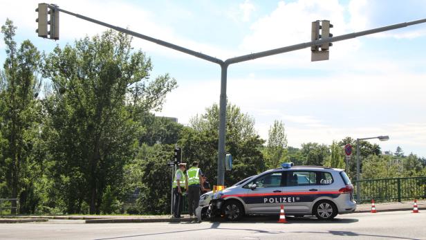 Polizeiauto, Crash, Unfall, Gunoldstraße…