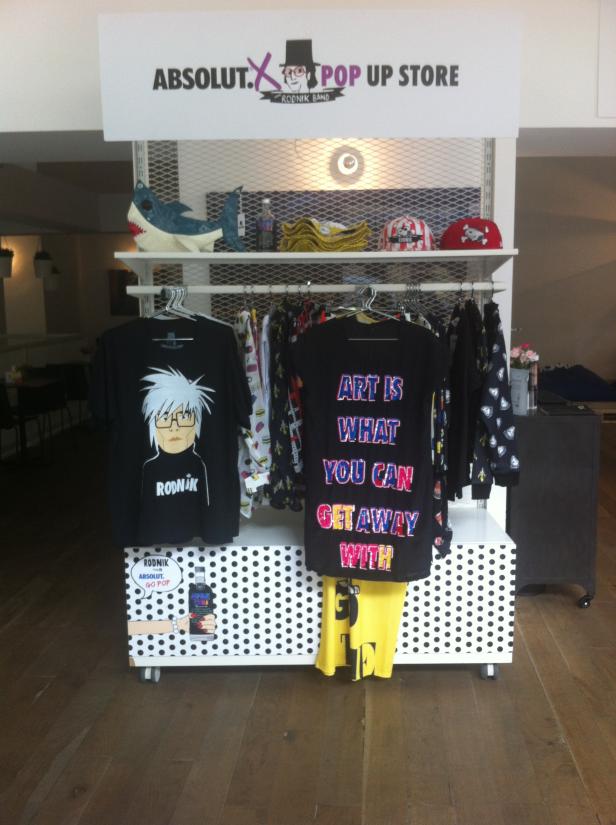 Ein „Absolut. Rodnik Band“ Pop-up-Store mit Kleidung und Accessoires.