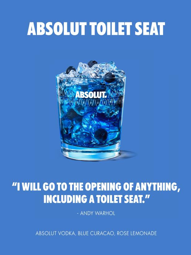 Ein Cocktail der Marke Absolut mit Eis und Blaubeeren vor blauem Hintergrund.