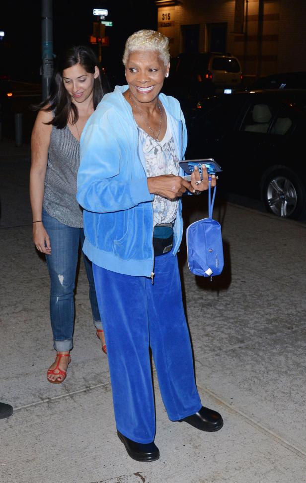 Dionne Warwick mit einer Begleiterin auf der Straße.
