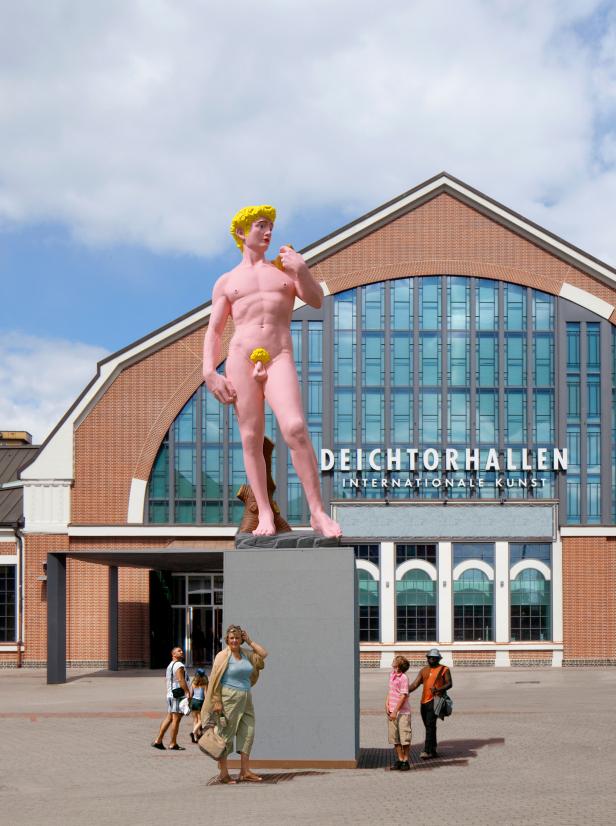 Eine pinkfarbene David-Statue mit blonden Haaren vor den Deichtorhallen in Hamburg.