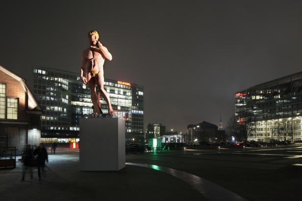 Eine David-Statue steht nachts vor dem Spiegel-Verlag in Hamburg.