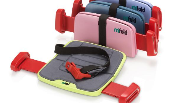 Mehrere Mifold-Kindersitze in verschiedenen Farben sind auf einem weißen Hintergrund zu sehen.