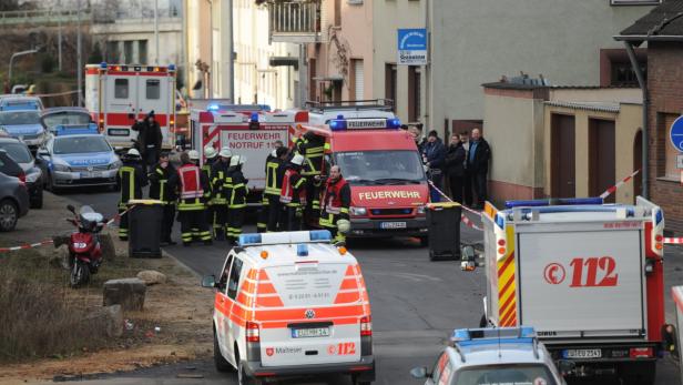 Einsatz von Feuerwehr, Polizei und Rettungsdienst in einer Wohngegend.
