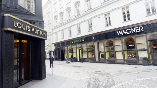 Die Auslagen von Louis Vuitton, Rolex und Wagner in einer Einkaufsstraße.