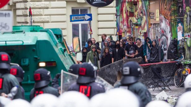 Polizist: Eisernes Kreuz bei Demo straffrei