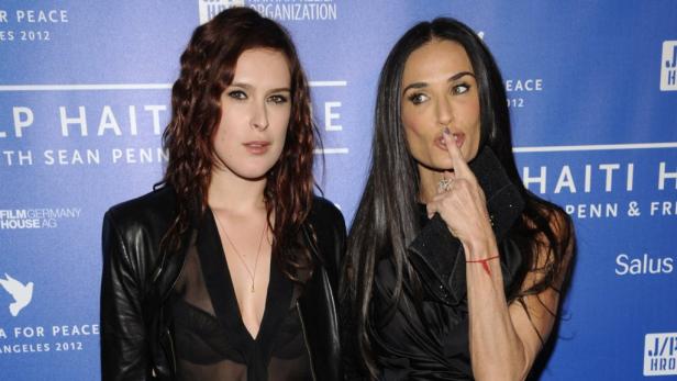 Rumer Willis und Demi Moore posieren auf einer Veranstaltung für Haiti.