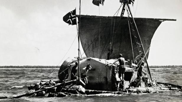 Die Kon-Tiki, ein Floß mit Besatzung, segelt auf dem offenen Meer.