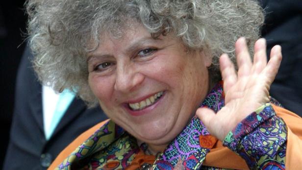 Miriam Margolyes lächelt und winkt in die Kamera.