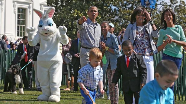 Barack Obama und seine Familie beim Ostereiersuchen im Garten des Weißen Hauses.