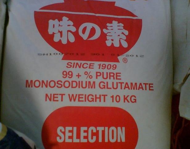 Ein Sack „Ajinomoto“ Mononatriumglutamat mit japanischen Schriftzeichen und englischer Produktbeschreibung.
