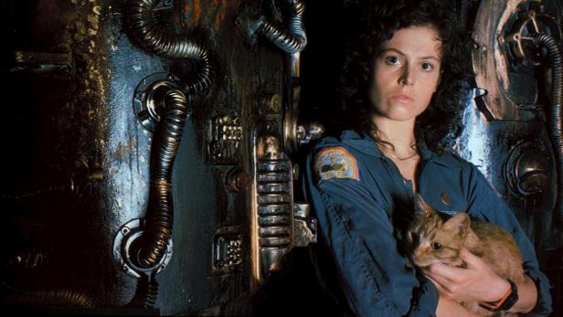 Ellen Ripley aus dem Film „Alien“ hält eine Katze im Arm.