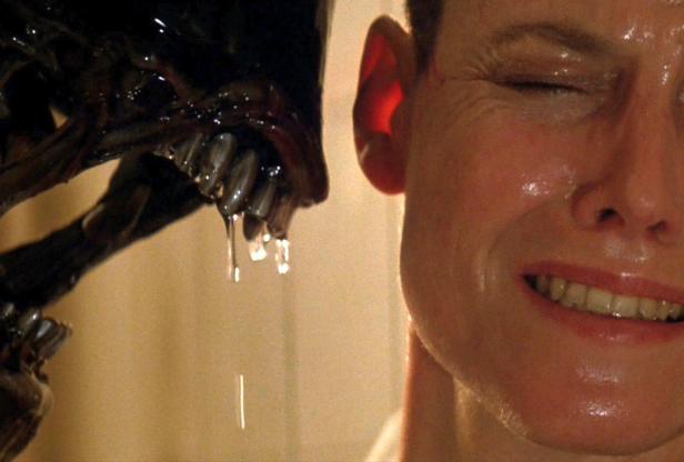 Ein Alien-Xenomorph steht kurz davor, Ellen Ripley anzugreifen.
