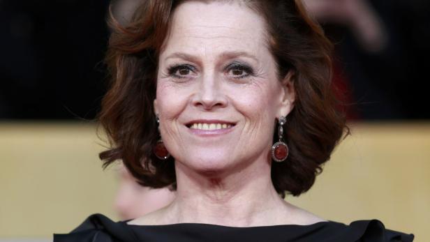 Porträt von Sigourney Weaver mit roten Ohrringen.