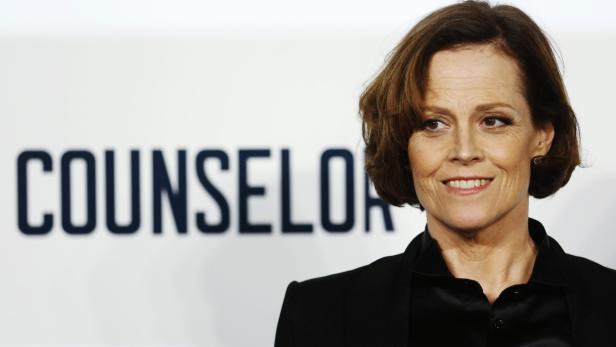 Sigourney Weaver posiert vor dem Schriftzug „Counselor“.