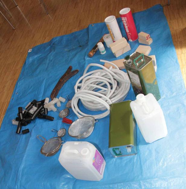 Verschiedene Gegenstände liegen auf einer blauen Plane.