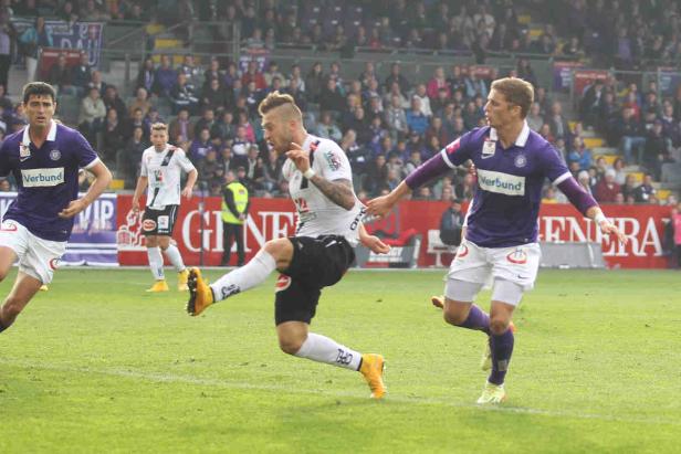 Ein Fußballspieler schießt den Ball während eines Spiels.