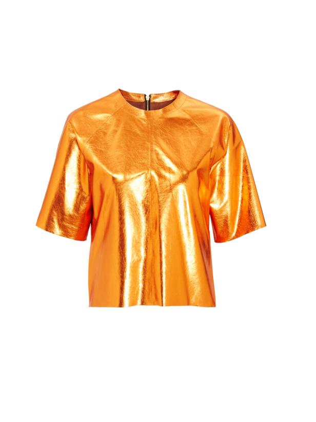 Ein orangefarbenes, metallisch glänzendes Oberteil mit kurzen Ärmeln vor einem weißen Hintergrund.