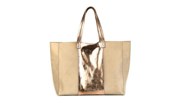 Eine beigefarbene Ledertasche mit einem vertikalen Streifen in Roségold in der Mitte.