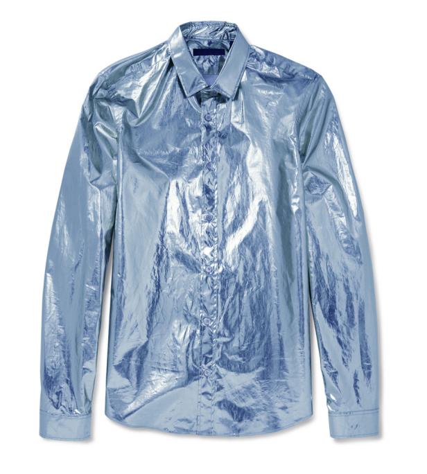 Ein glänzendes, hellblaues Hemd mit langen Ärmeln liegt auf einem weißen Hintergrund.