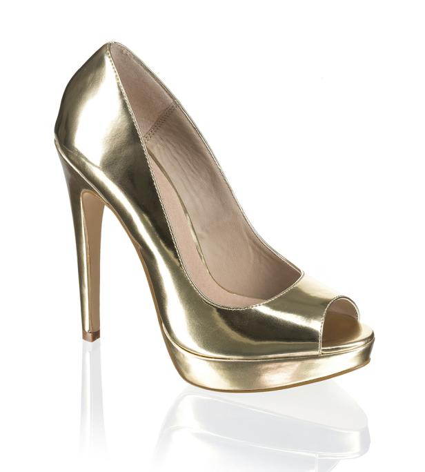 Ein goldener Plateau-Pumps mit hohem Absatz auf einem weißen Hintergrund.