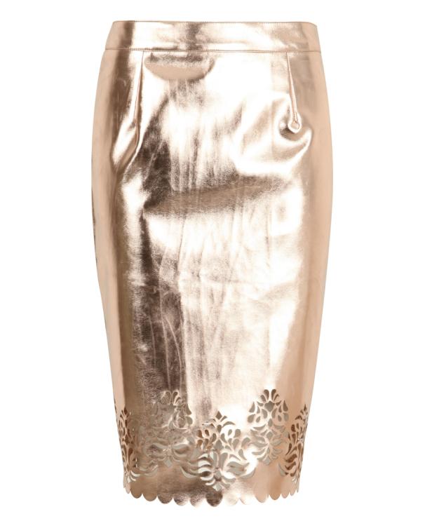 Ein goldfarbener Rock in Bleistiftform mit einem dekorativen, durchbrochenen Saum.