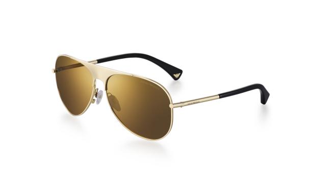 Eine goldene Pilotenbrille von Emporio Armani mit braunen Gläsern auf weißem Hintergrund.