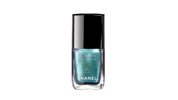 Ein Fläschchen Chanel Nagellack in der Farbe „657 Azuré“.