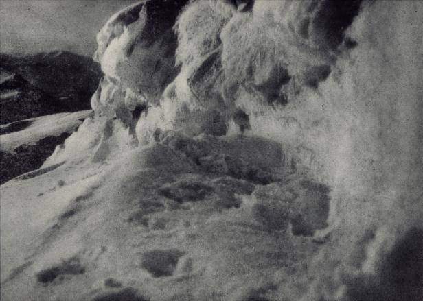 Eine verschneite Berglandschaft im Winter.