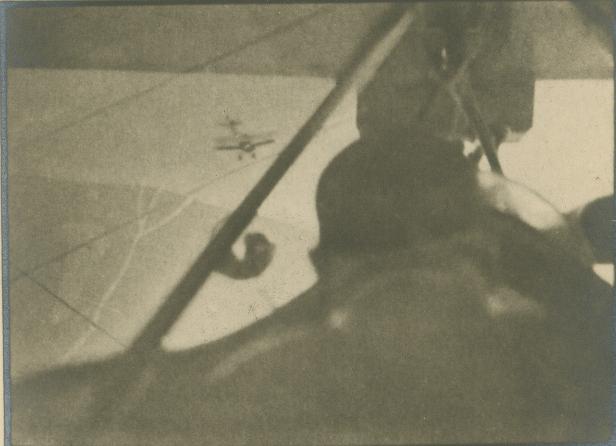 Blick aus dem Cockpit eines Flugzeugs auf ein anderes Flugzeug in der Ferne.
