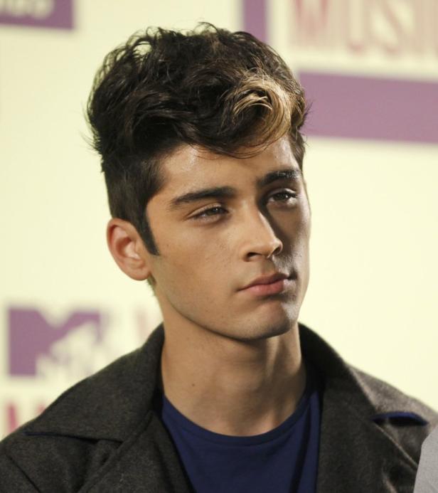 Porträt von Zayn Malik mit einem blonden Haarstreifen.