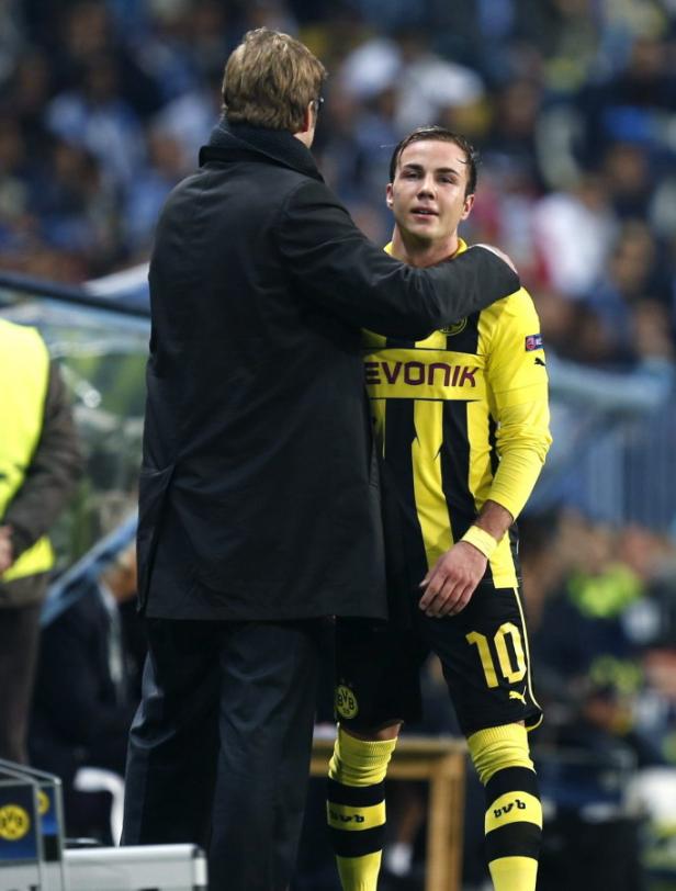 Jürgen Klopp umarmt Mario Götze während eines Fußballspiels.
