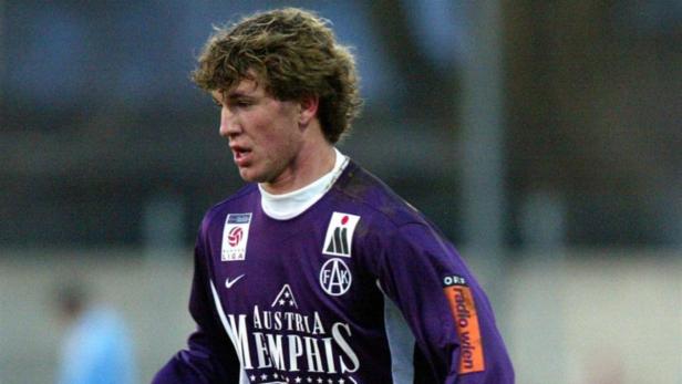 Ein Fußballspieler des FK Austria Wien in lila Trikot während eines Spiels.