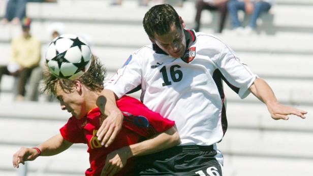 Zwei Fußballspieler kämpfen um den Ball bei einem Fußballspiel.