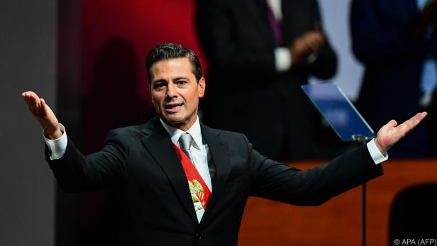 Präsident Pena Nieto reicht Migranten die Hand