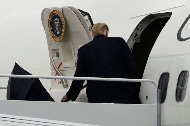 Einsteigen ins Flugzeug: Regenschirm wird Trump zum Verhängnis