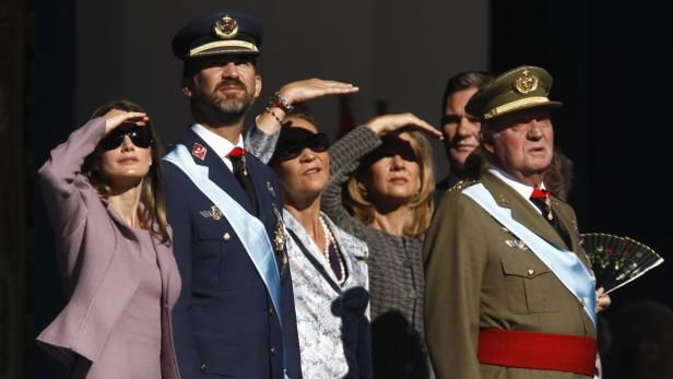Die spanische Königsfamilie bei einer Veranstaltung, die sich vor der Sonne schützt.