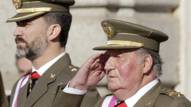 Juan Carlos I. grüßt in Militäruniform, während König Felipe VI. daneben steht.