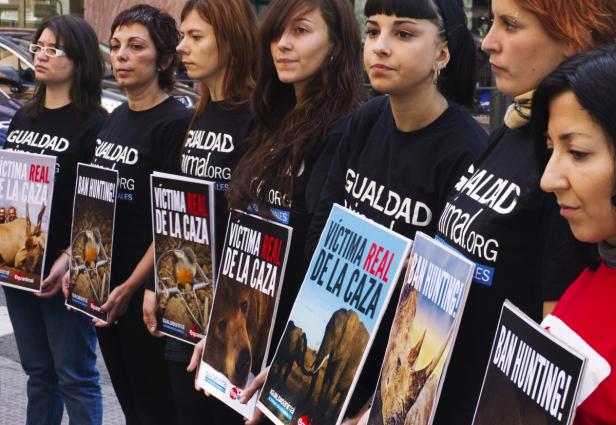 Eine Gruppe von Frauen demonstriert gegen die Jagd auf Tiere.