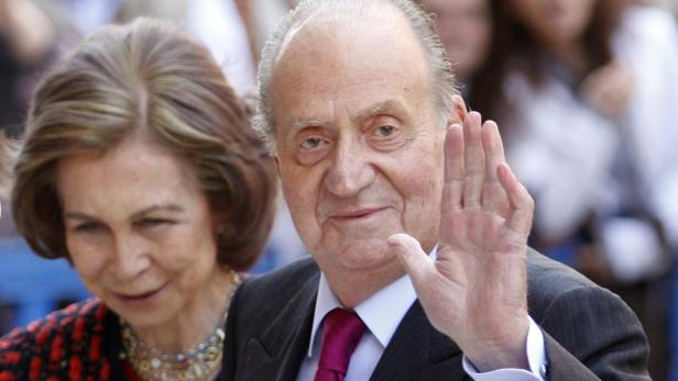 Juan Carlos I. und Sophia von Spanien winken in die Menge.