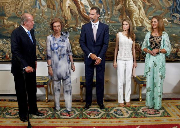 König Juan Carlos, Königin Sofia, König Felipe, Königin Letizia und Infantin Elena stehen vor einem Wandteppich.