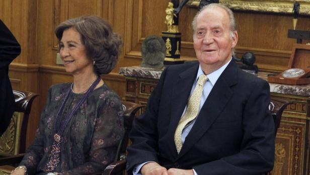Königin Sofia und König Juan Carlos sitzen nebeneinander.