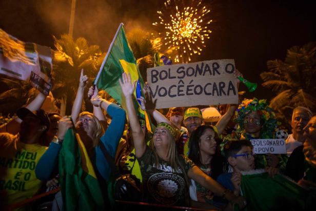 TOPSHOT-BRAZIL-ELECTION-RUNOFF-BOLSONARO-SUPPORTERS