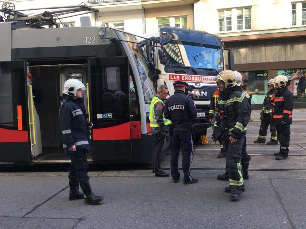 Wien-Mitte: Lkw mit Straßenbahn kollidiert