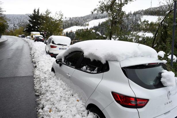 Unwetter und Schnee sorgen für Verkehrschaos in Europa