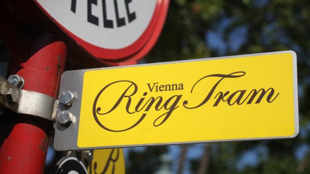 Ein gelbes Schild mit der Aufschrift „Vienna Ring Tram“.