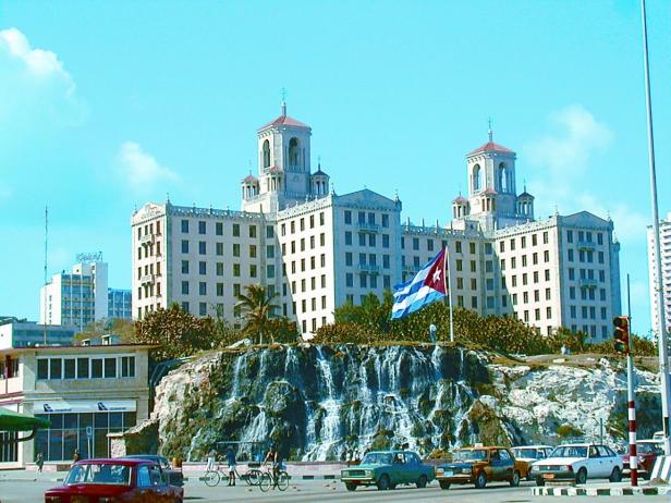 Das Hotel Nacional de Cuba in Havanna mit der kubanischen Flagge im Vordergrund.