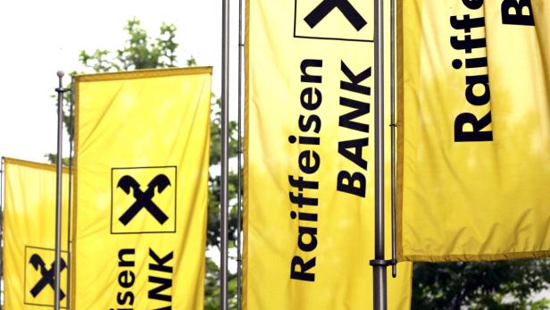 Gelbe Flaggen der Raiffeisen Bank wehen im Wind.