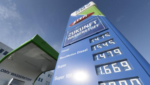 Eine Preistafel einer OMV Tankstelle zeigt die aktuellen Kraftstoffpreise.